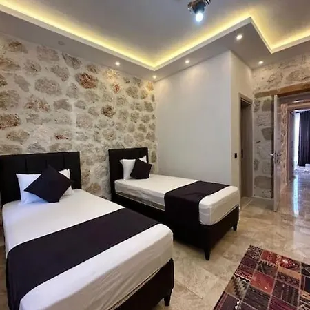 Merkezde Oezel Havuzlu Tas Villa Kas